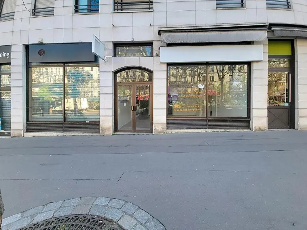 Retail in Paris for lease Building Photo- Image 1 of 3