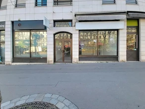 Retail in Paris for lease Building Photo- Image 1 of 3