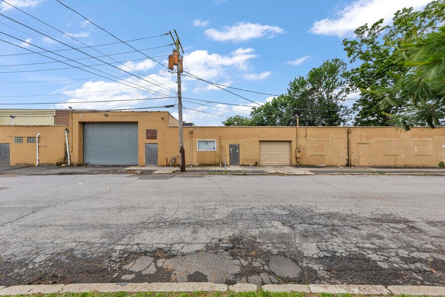 625-633 W Merrick Rd, Valley Stream, NY for lease - Building Photo - Image 2 of 9