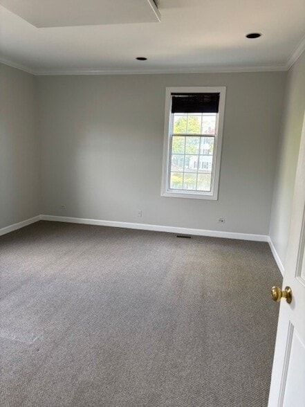 1642 W Colonial Pky, Inverness, IL for lease - Building Photo - Image 3 of 11