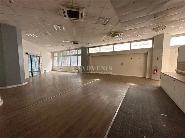 Retail in Noisy-le-Grand for lease - Interior Photo - Image 1 of 6