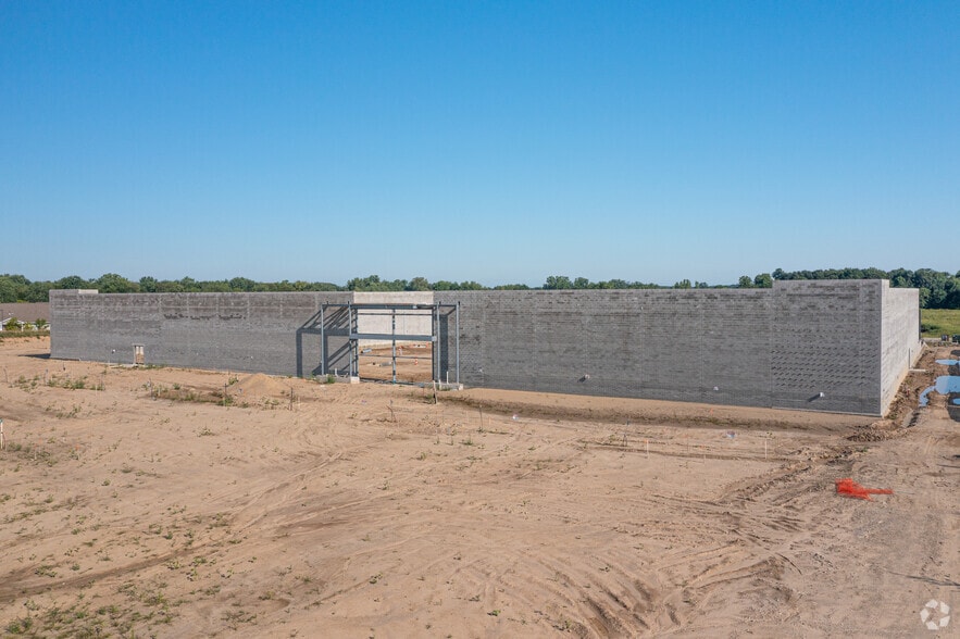 Delta Crossing- Big Box, Lansing, MI for lease - Building Photo - Image 3 of 8