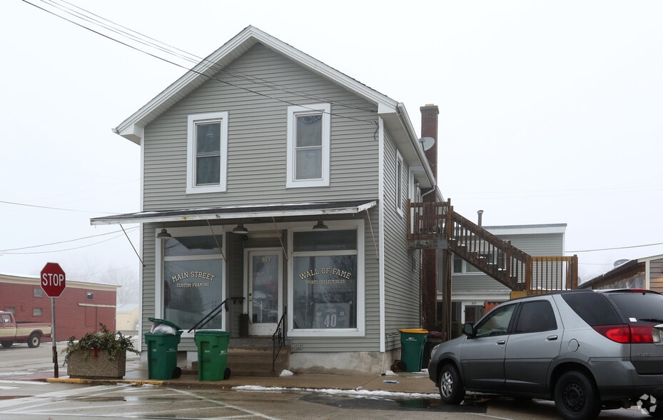 Maple Park Portfolio portfolio of 3 properties for sale on LoopNet.com - Primary Photo - Image 2 of 3