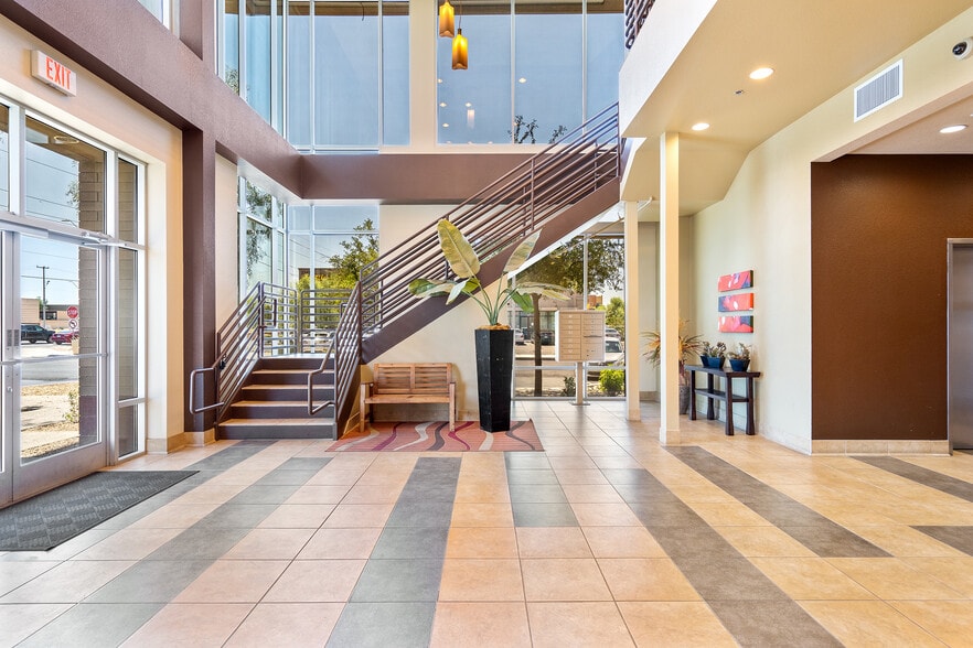 1930 W Pinnacle Peak Rd, Phoenix, AZ for lease - Interior Photo - Image 3 of 13