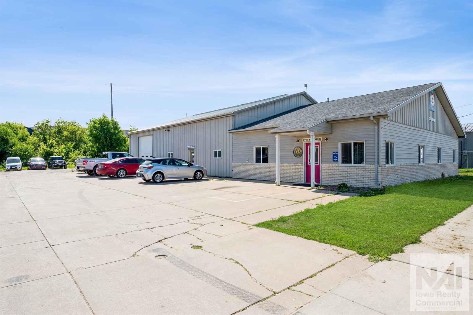 1105 Hawkeye Dr, Hiawatha, IA for lease Primary Photo- Image 1 of 21