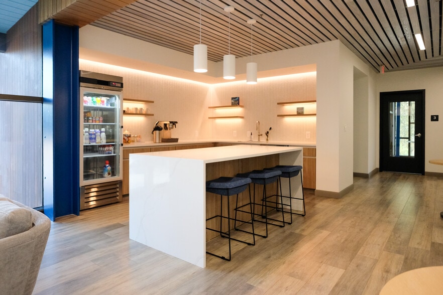 320 Wingo Way, Mount Pleasant, SC for lease - Interior Photo - Image 1 of 30