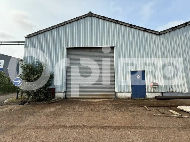 Industrial in Sandouville for lease - Building Photo - Image 1 of 8