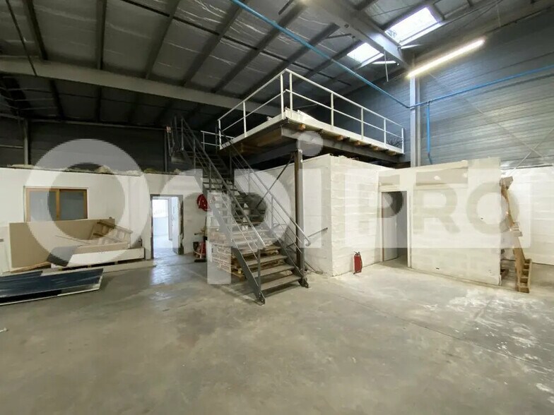 Flex in Vaulx-en-Velin for lease - Interior Photo - Image 2 of 5