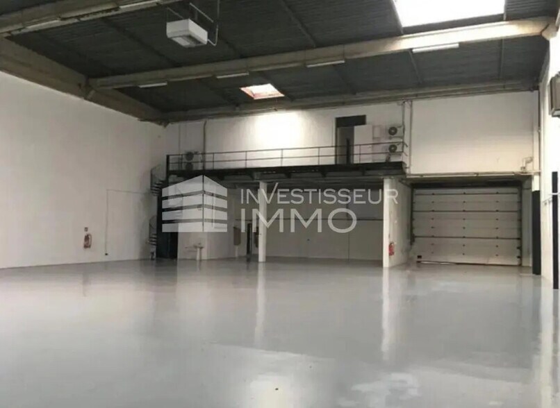 Flex in Antony for lease - Interior Photo - Image 3 of 3