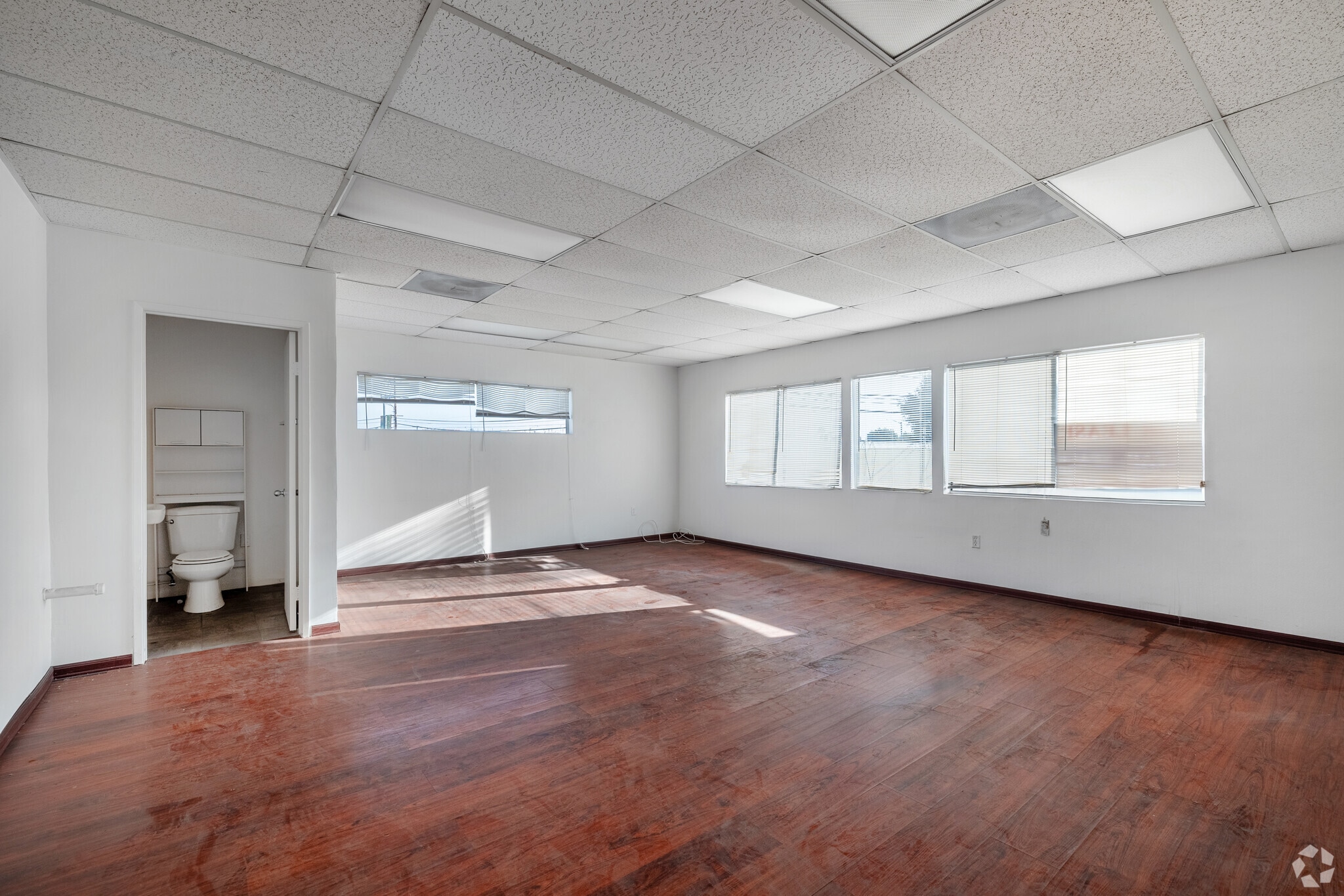 1241 S Fairfax Ave, Los Angeles, CA for lease Interior Photo- Image 1 of 5