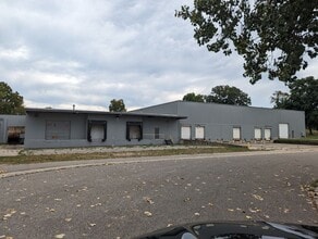 126 Avenue C, Springfield, MI for lease Interior Photo- Image 2 of 9