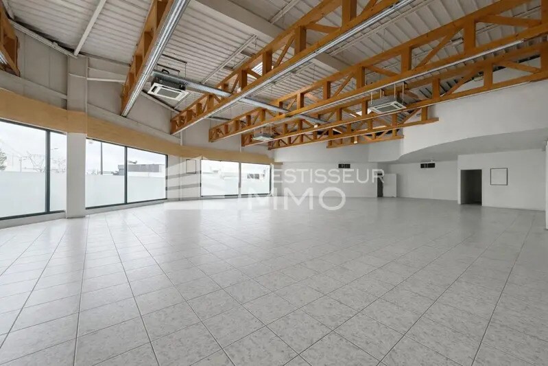 Retail in Pontault-Combault for lease Interior Photo- Image 1 of 5