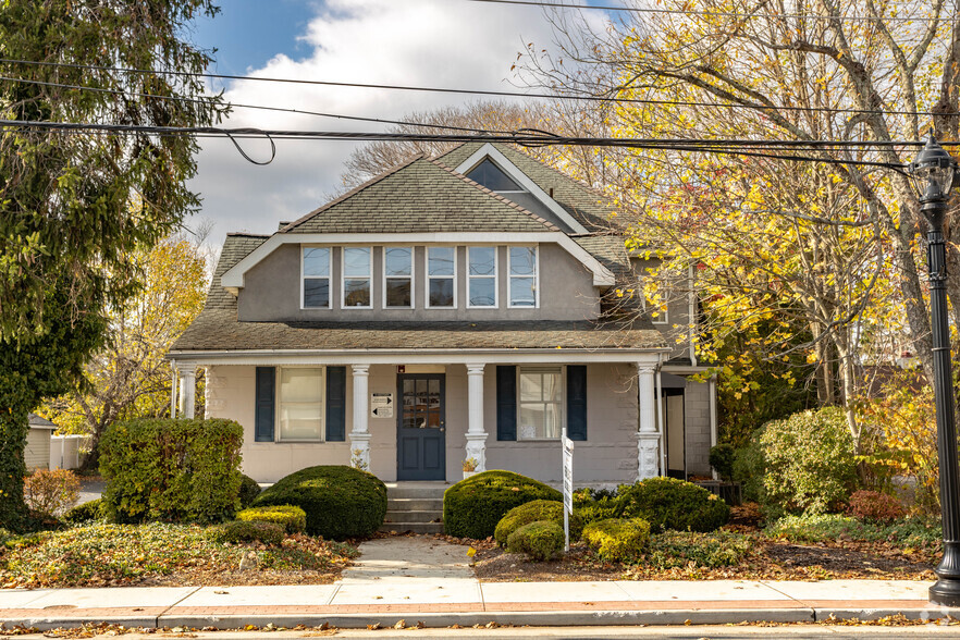 320 Lake Ave, Saint James, NY for lease - Primary Photo - Image 1 of 4