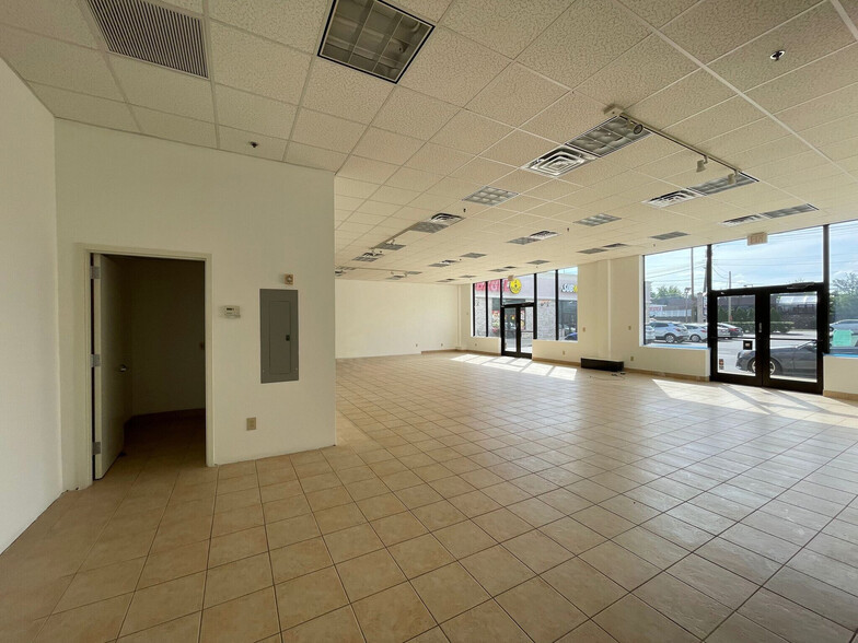 319 Broadway, Huntington Station, NY for lease - Interior Photo - Image 3 of 11