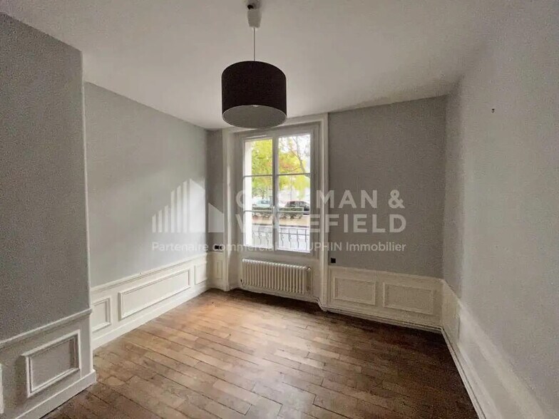 Office in Rennes for lease - Building Photo - Image 3 of 7