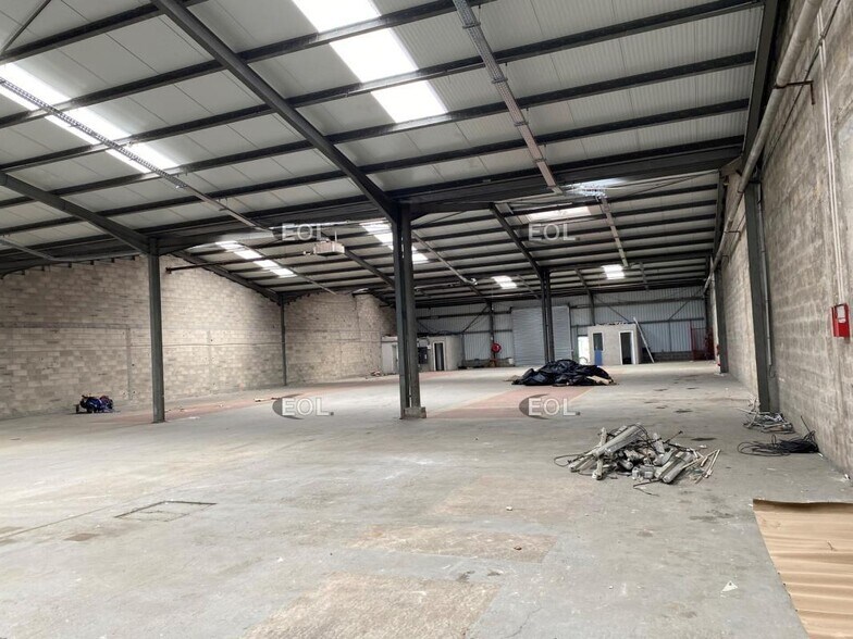 Flex in Servon for lease - Building Photo - Image 3 of 5