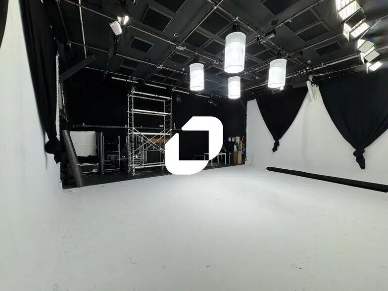 Office in Gentilly for lease - Interior Photo - Image 1 of 8