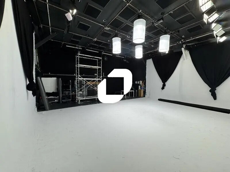 Office in Gentilly for lease Interior Photo- Image 1 of 9