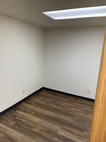 526 W Wisconsin Ave, Appleton, WI for lease - Interior Photo - Image 3 of 15