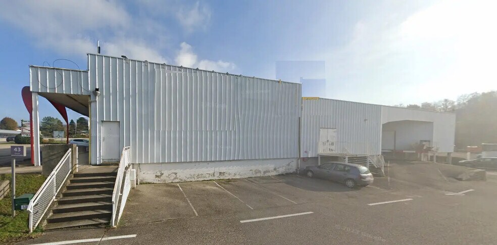 Retail in Ruy-Montceau for lease - Building Photo - Image 2 of 3