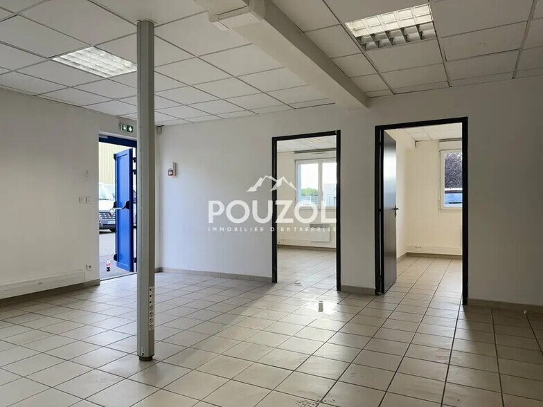 Flex in Clermont-Ferrand for lease - Interior Photo - Image 2 of 13
