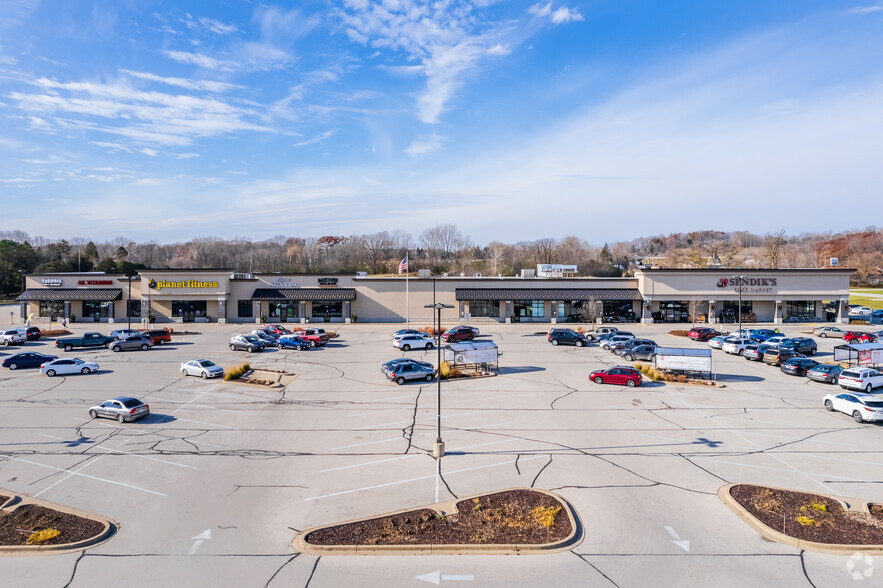 210-280 N 18th Ave, West Bend, WI for lease - Building Photo - Image 2 of 6