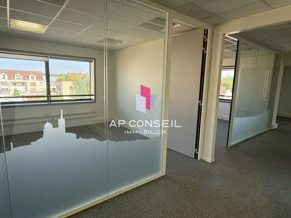 Office in Versailles for lease Interior Photo- Image 1 of 3
