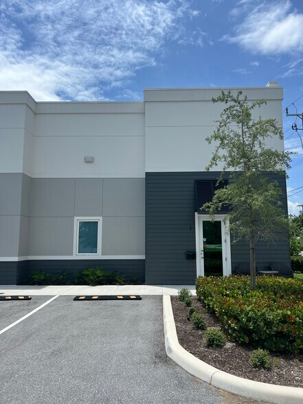 12871 Suzanne, Hobe Sound, FL for lease - Building Photo - Image 2 of 16