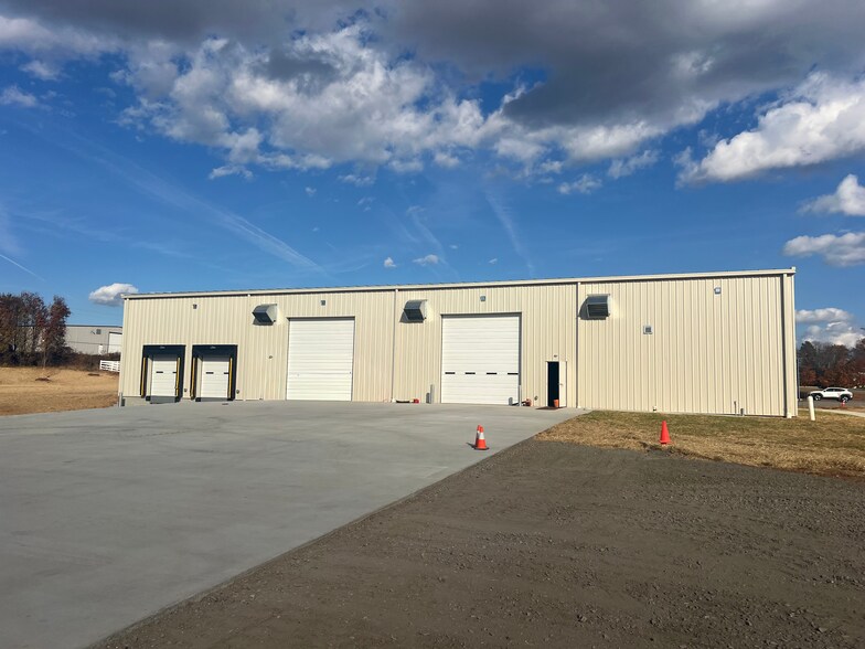 151 Commerce Blvd, Statesville, NC for lease - Building Photo - Image 2 of 7