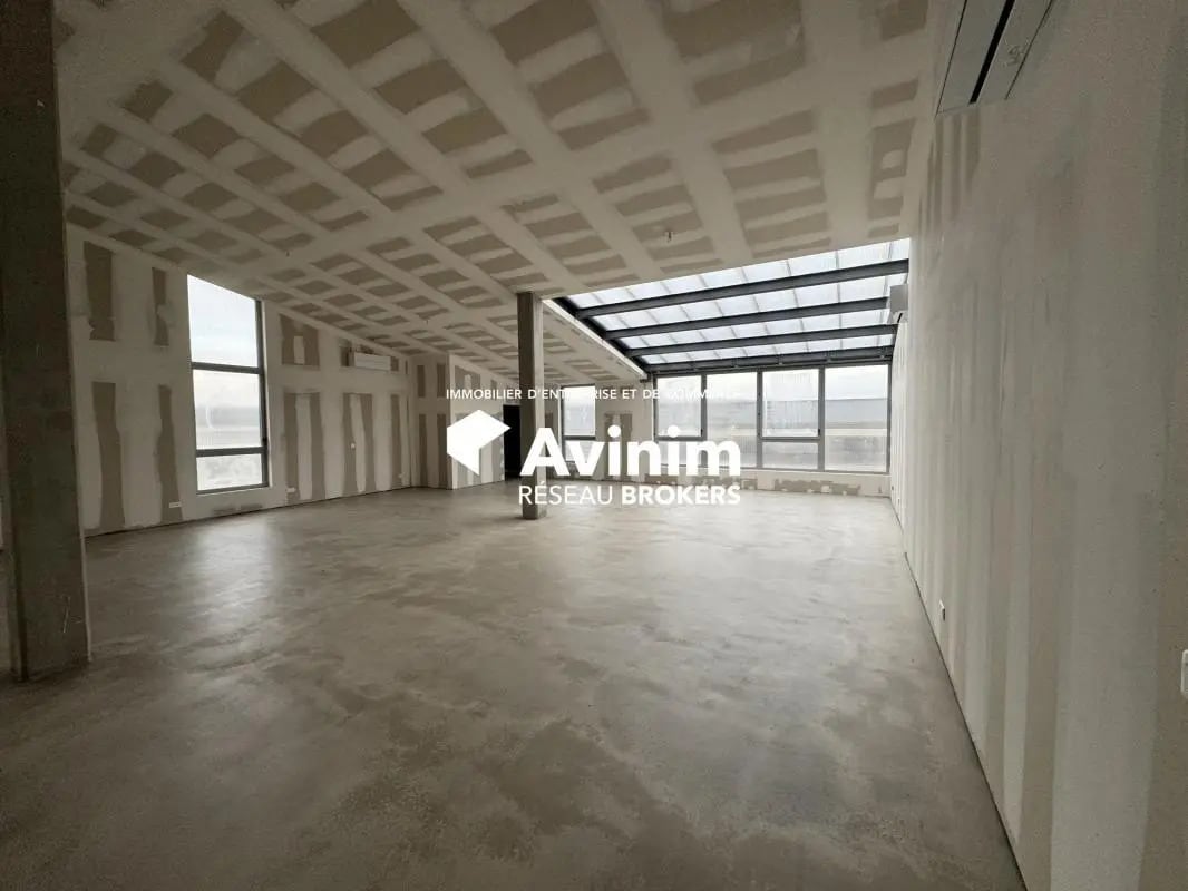 Flex in Bordeaux for lease Building Photo- Image 1 of 25