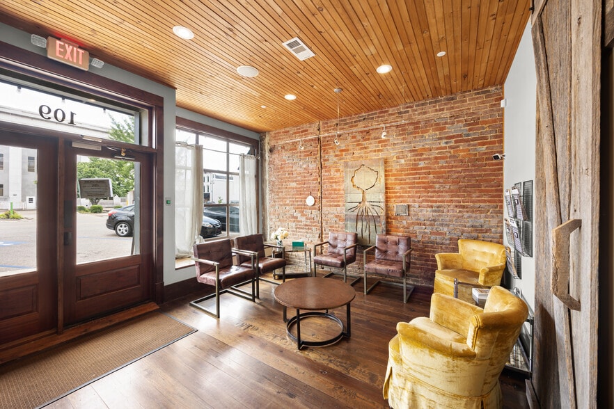 109 E Lafayette St, Jackson, TN for sale - Lobby - Image 3 of 30