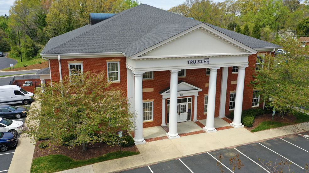 1301 Eastchester Dr, High Point, NC for lease - Building Photo - Image 1 of 5