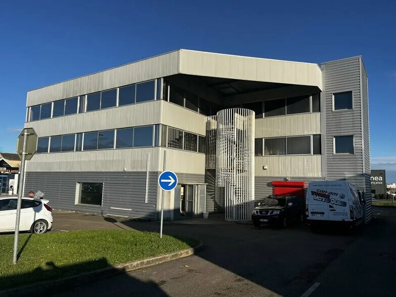 Retail in Crêches-sur-Saône for lease - Building Photo - Image 1 of 11