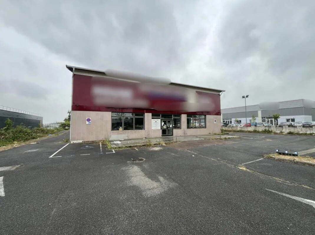 Retail in Rambouillet for lease Building Photo- Image 1 of 12