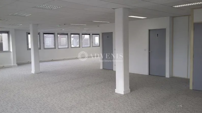 Office in Noisiel for lease Interior Photo- Image 1 of 4
