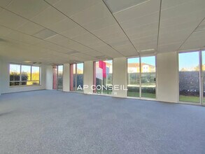 Office in Voisins-le-Bretonneux for lease Building Photo- Image 1 of 9