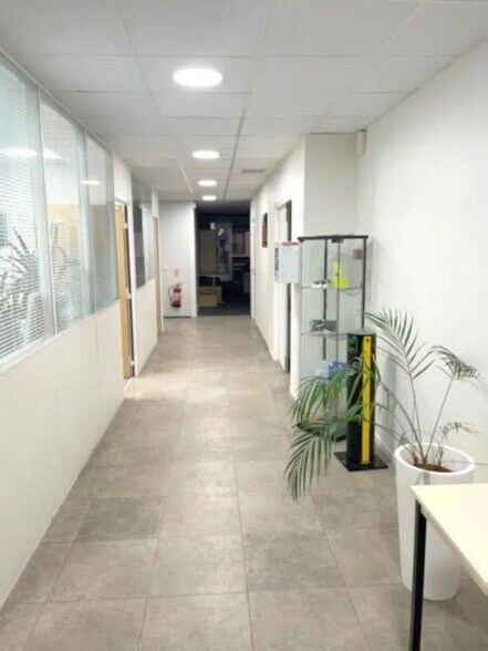 Office in Le Pecq for lease - Interior Photo - Image 2 of 15