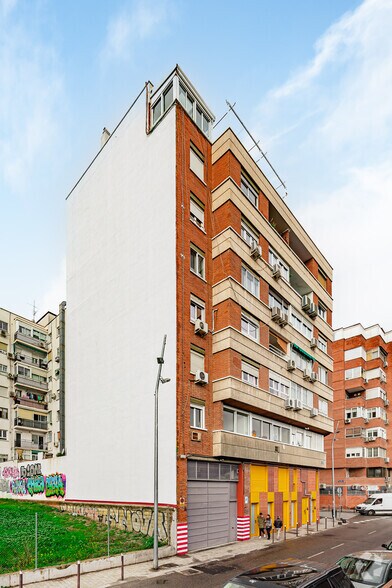 Calle de Eugenio Caxes, 1, Madrid, Madrid for lease - Building Photo - Image 2 of 2