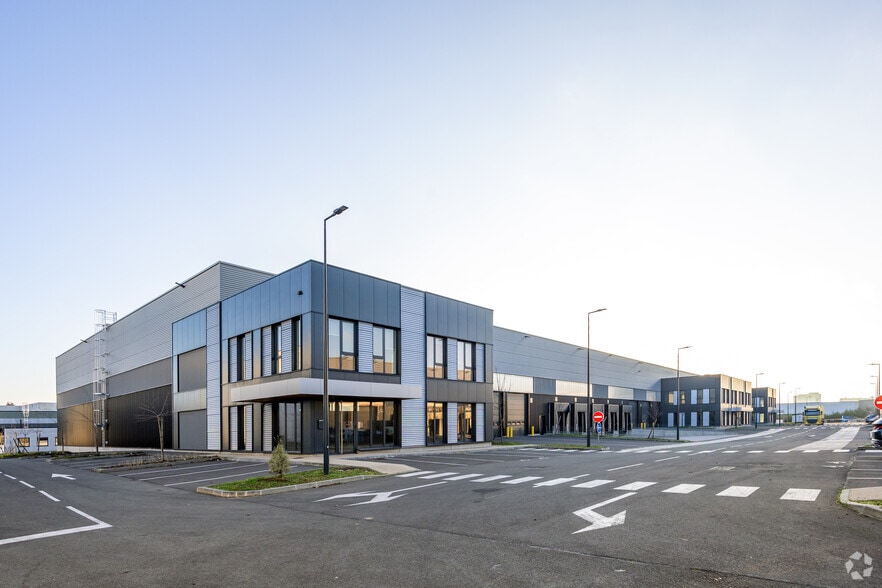 51 Rue Du Commandant Rolland, Le Bourget for sale - Building Photo - Image 2 of 2