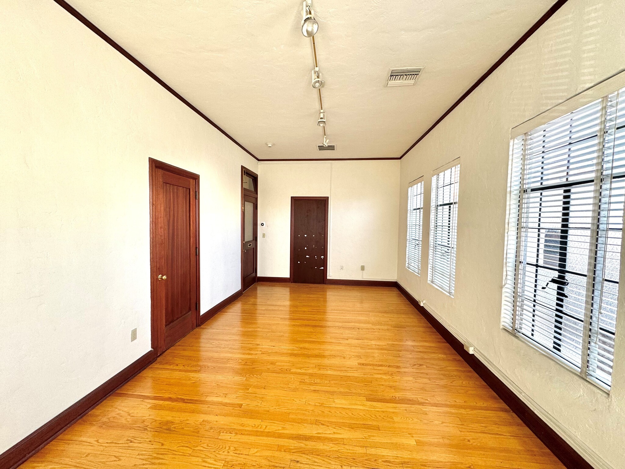 2 E Colorado Blvd, Pasadena, CA for lease Interior Photo- Image 1 of 2