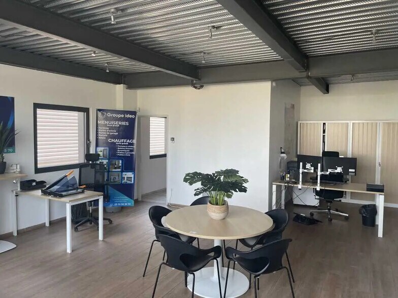 Flex in Beauvais for lease - Interior Photo - Image 1 of 7