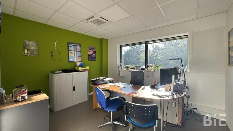 Office in Pessac for lease - Interior Photo - Image 1 of 5