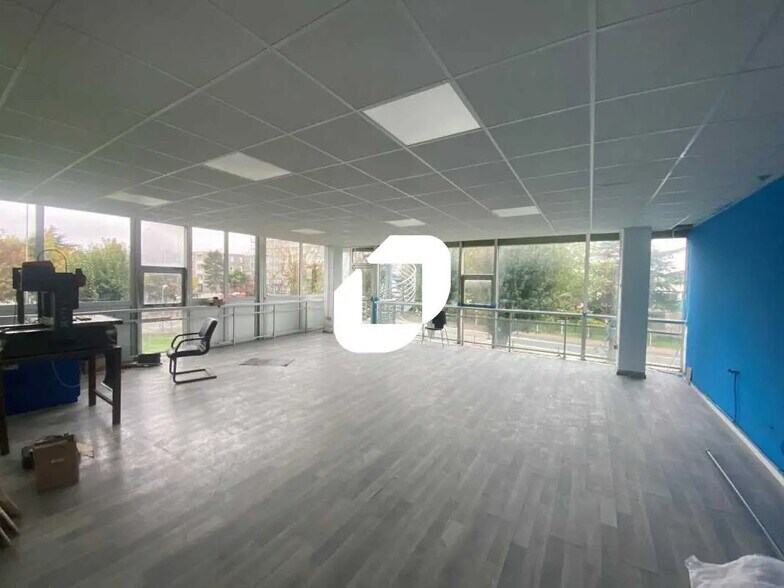 Flex in Osny for lease - Interior Photo - Image 2 of 8