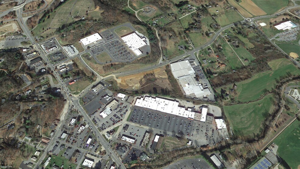 Howell Mill Rd, Waynesville, NC 30571