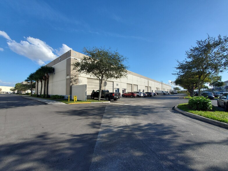 12062-12090 Miramar Pky, Miramar, FL for lease - Building Photo - Image 2 of 4