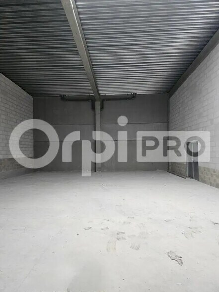 Flex in Reims for lease - Interior Photo - Image 2 of 5