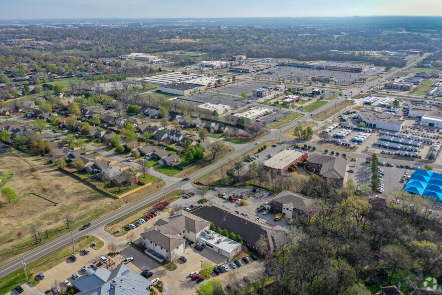 7702 E 91st St, Tulsa, OK for lease - Aerial - Image 3 of 5