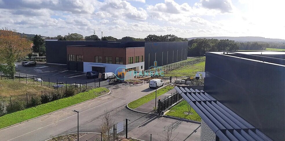 Flex in Varennes-Jarcy for sale - Building Photo - Image 2 of 7