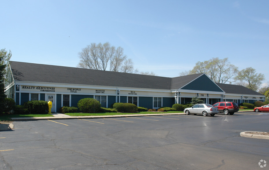 7115 Virginia Rd, Crystal Lake, IL for lease - Primary Photo - Image 1 of 3