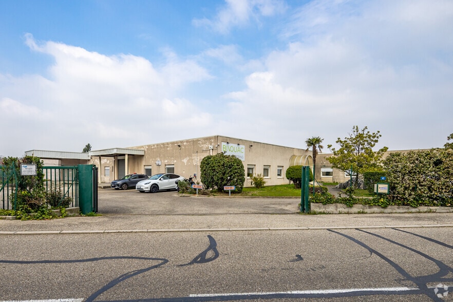 Industrial in Corbas for lease - Primary Photo - Image 1 of 2